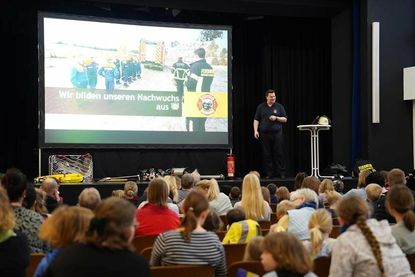 Ausbilder Tobias Weiffen beantwortete die wichtigsten Fragen rund um die Feuerwehr.