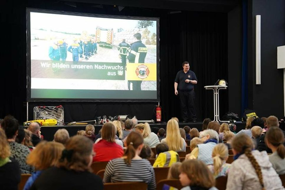 Ausbilder Tobias Weiffen beantwortete die wichtigsten Fragen rund um die Feuerwehr.