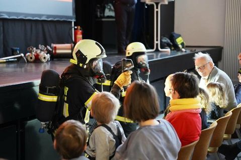 Mit Atemschutzausrüstung kam die echte Feuerwehr und zeigte den Kindern, dass sie keine Angst haben müssen, wenn sie ihnen im Ernstfall begegnen, sondern sogar auf sich aufmerksam machen sollen.