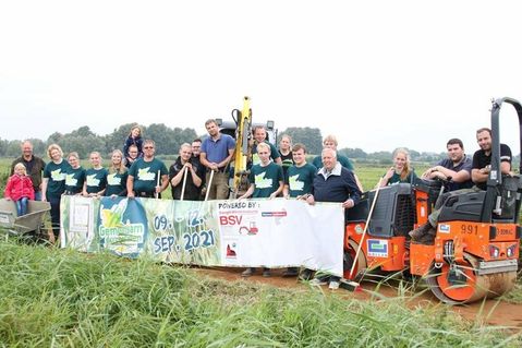 Die Helferinnen und Helfer der Landjugend Neustadt und Umgebung konnten Dank der BSV Gerätevermietung und der Firma Gollan mit Minibagger und Walze arbeiten.
