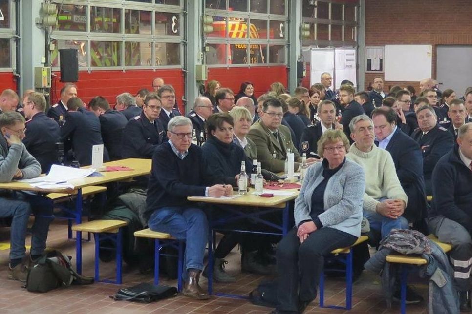 In der Fahrzeughalle der Eutiner Ortswehr hielten die Aktiven der Gemeindefeuerwehr und Gäste die Jahreshauptversammlung ab.