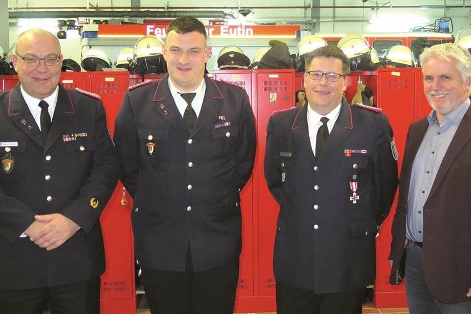 Alexander Böhmke-Weidemann (l.) und Sven Lange (r) wurden von Gemeindewehrführer Marco Wriedt und Bürgermeister Sven Radestock mit Auszeichnungen bedacht.