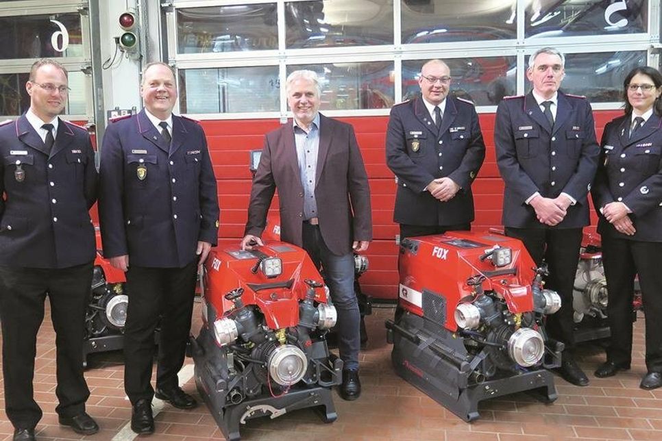 Bürgermeister Sven Radestock übergab den Ortswehrführern Stefan Zein (Neudorf), Jörg Böckenhauer (Eutin) sowie Gemeindewehrführer Marco Wriedt und Andreas Schult (Fissau-Sibbersdorf) die neuen Tragkraftspritzen. Heike Ufer nahm für die Jugendwehr die gebrauchte Feuerlöschpumpe in Empfang.