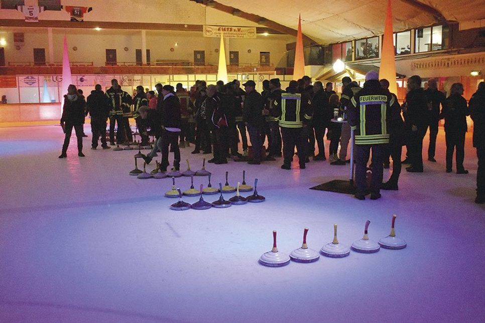 Gute Stimmung herrschte während des Eisstockschießen-Cups, der erstmals am vergangenen Samstag von 18 bis 22 Uhr in der schön illuminierten Eishalle stattfand. Die Veranstalter freuten sich zudem über die große und positive Resonanz aller Teilnehmer. (Foto: René Kleinschmidt)