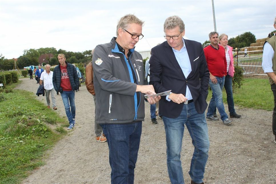 Martin Bendfeldt (lks.) im Gespräch mit Minister Buchholz.