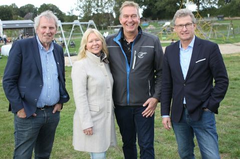 R.SH-Chefkorrespondent Carsten Kock sowie Alexandra und Martin Bendfeldt mit Minister Dr. Bernd Buchholz (v. lks.).