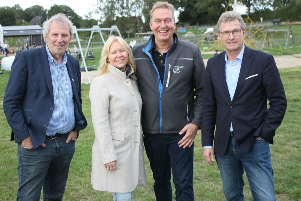 R.SH-Chefkorrespondent Carsten Kock sowie Alexandra und Martin Bendfeldt mit Minister Dr. Bernd Buchholz (v. lks.).