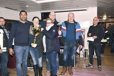 Das Team der CDU Timmendorfer Strand, Malik Evers (von links), Melanie Puschaddel-Freitag, Marika und Andreas Tönnsen sowie Holger Ahrens, freuen sich über den Sieg beim „1. Fire on Ice-Cup“. Organisator Dirk Scharbau (rechts) gratulierte und überreichte die beiden Pokale an die Gewinnermannschaft. (Foto: René Kleinschmidt)