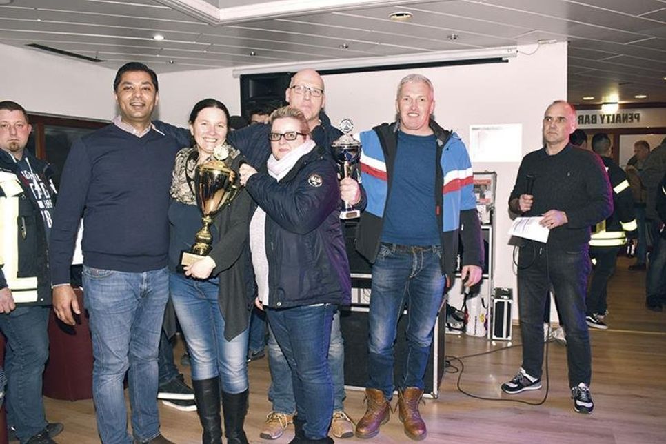 Das Team der CDU Timmendorfer Strand, Malik Evers (von links), Melanie Puschaddel-Freitag, Marika und Andreas Tönnsen sowie Holger Ahrens, freuen sich über den Sieg beim „1. Fire on Ice-Cup“. Organisator Dirk Scharbau (rechts) gratulierte und überreichte die beiden Pokale an die Gewinnermannschaft. (Foto: René Kleinschmidt)