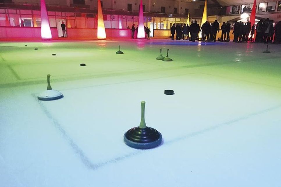 Gute Stimmung herrschte während des Eisstockschießen-Cups, der erstmals am vergangenen Samstag von 18 bis 22 Uhr in der schön illuminierten Eishalle stattfand. Die Veranstalter freuten sich zudem über die große und positive Resonanz aller Teilnehmer. (Foto: René Kleinschmidt)