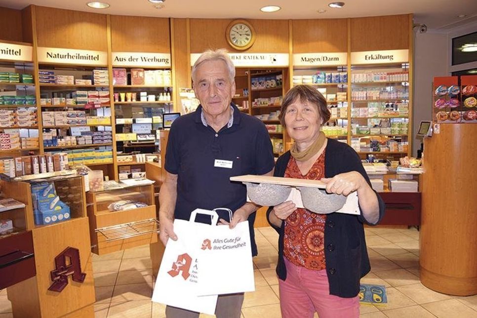 Statt Plastikbeutel gibt es bei Apotheker Dr. Ekkehard Haarhausen Papiertüten. Die Einnahmen daraus hat er jetzt als Spende an Karin Hartmann vom Umweltamt der Gemeinde Ratekau weitergegeben. Nistkästen für Mehlschwalben werden von dem Geld angeschafft.  (Foto: Stefan Setje-Eilers)