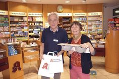 Statt Plastikbeutel gibt es bei Apotheker Dr. Ekkehard Haarhausen Papiertüten. Die Einnahmen daraus hat er jetzt als Spende an Karin Hartmann vom Umweltamt der Gemeinde Ratekau weitergegeben. Nistkästen für Mehlschwalben werden von dem Geld angeschafft.  (Foto: Stefan Setje-Eilers)