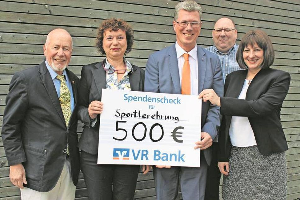 Zur Ausgestaltung der Sportlerehrung trug die VR Bank Ostholstein Nord - Plön eG mit 500 Euro bei. Regionalleiter Ulf Braune (3. v. lks.) überreichte das Geld, das zur Anschaffung angemessener Präsente (Rucksack) eingesetzt wurde.