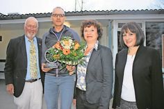 Sportler des Jahres Stephan Birnmeyer (2. v. lks.), umrahmt von Bürgervorsteher Sönke Sela, Bürgermeisterin Dr. Tordis Batscheider (re.) und Beatrix Spiegel, Vorsitzende des Ausschusses für gesellschaftliche Angelegenheiten. Der Triathlet Stephan Birnmeyer wurde unter anderem Landesmeister in seiner Altersklasse beim 7-Türme-Triathlon in Lübeck über die Mitteldistanz und Landesmeister in seiner Altersklasse beim Triathlon über die Olympische Distanz.