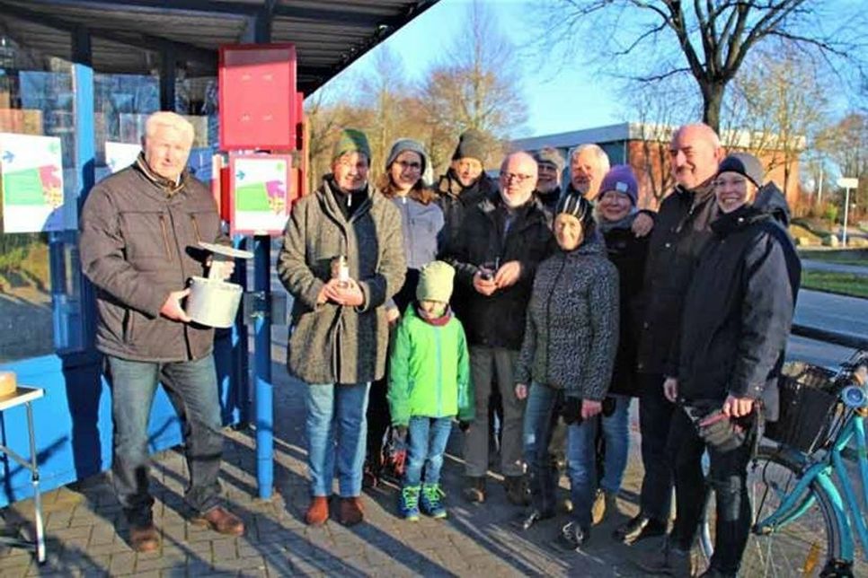 Bgm. Tade Peetz (lks), Vors. Jutta Briel (2.v. lks.) und Ulrich Dagge (mi) bei der Einweihung