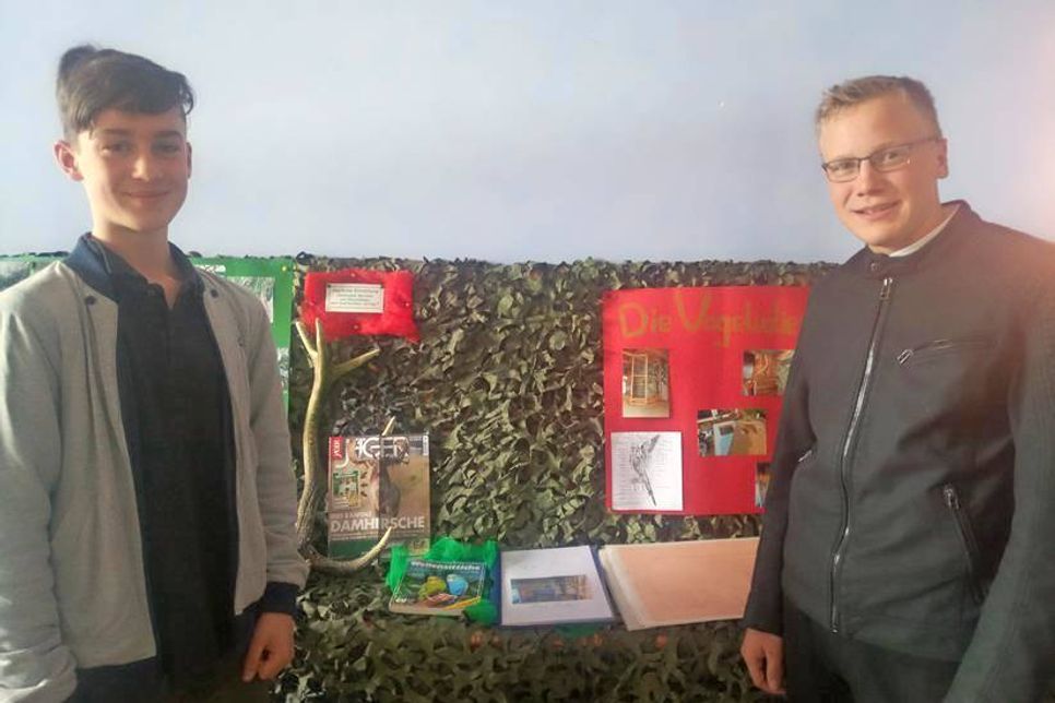 Franziskus Vonnegut (Bau eines Hochsitzes) und Luca Mutter (Bau einer Vogelvoliere) vor ihren Präsentationstischen (v.lks.).