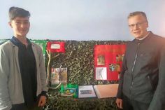 Franziskus Vonnegut (Bau eines Hochsitzes) und Luca Mutter (Bau einer Vogelvoliere) vor ihren Präsentationstischen (v.lks.).