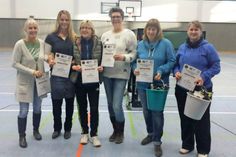 Die Damen des ESV belegten im Doppel die Plätze 1 bis 3 - Christiane Lehmann (zweite von rechts), Michaela Flackus (dritte v. r.) und Bianca Weiss (fünfte v. r.) mit ihren zugelosten Partnerinnen.