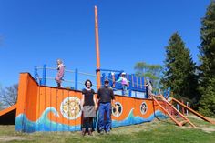 Wandkünstlerin Anne Kraatz und Maler Manuel Stemmer vor dem neu gestalteten Spielschiff „Arche Noah“.