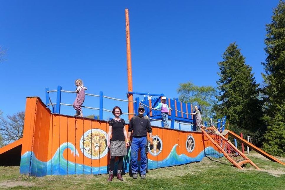 Wandkünstlerin Anne Kraatz und Maler Manuel Stemmer vor dem neu gestalteten Spielschiff „Arche Noah“.