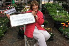 Erika Amman freut sich, dass dieses Motiv für das Stadtjubiläum ausgewählt und als Postkarte gedruckt wurde.