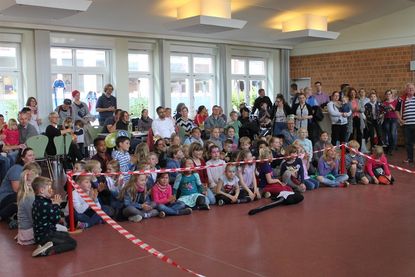 Gespannt verfolgten die Kinder das Festprogramm.