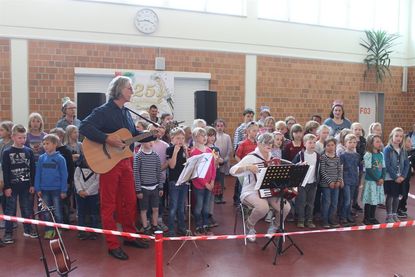 In der Mensa der Grundschule wurde gefeiert, getanzt und gemeinsam musiziert.