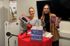 Patricia Wülfing (lks.) und Kristina Kolbe haben auch heute wieder 25 Gewinner gezogen.