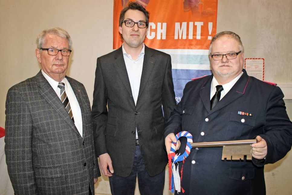 Offiziell übergaben Bürgermeister Hans-Alfred Plötner (lks.) und Architekt Harm Hoffmann den Schlüssel an Ortswehrführer André Johnsen (re.).