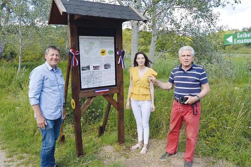Gemeinsam mit Sponsor Frank Göhlert und dessen Tochter Luisa präsentierte Rudolf Meisterjahn (re.) die neue Infotafel an der Schwartaubrücke.