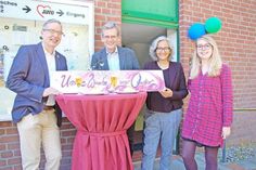 Ein neues Quartierbüro der Diakonie Ostholstein gibt es in Klausdorf. Die offizielle Eröffnung fand jetzt im Bürgerhaus statt. Mit von der Partie waren Bürgermeister Michael Stremlau, Heinrich Deicke, Semra Basoglu und Sarah Lütgens.