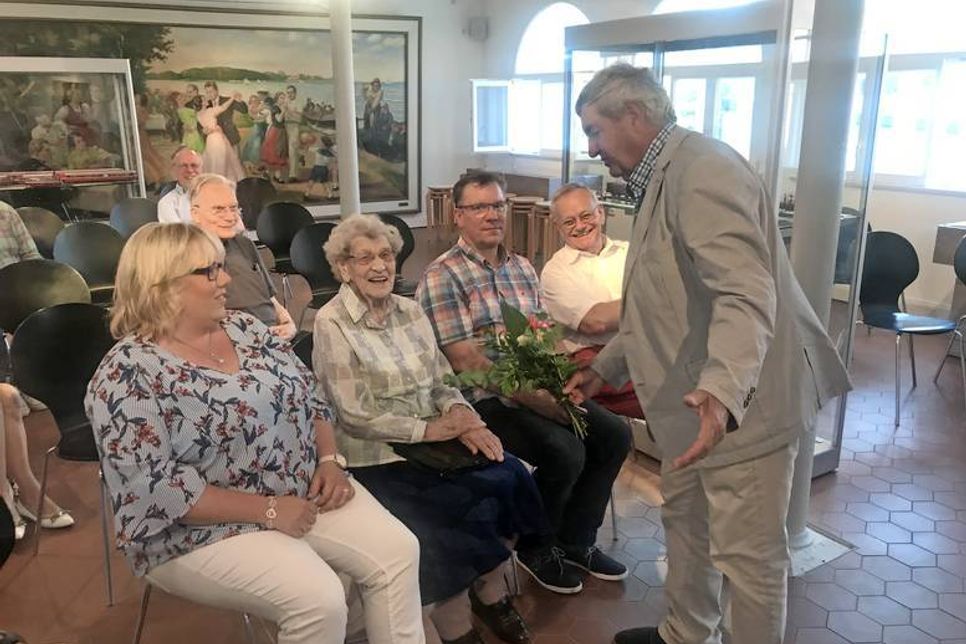 Bei der Sonderausstellung "90 Jahre Bäderbahn" im Museum zeiTTor wurde Erika Kortum geehrt. Sie war am Eröffnungstag der Bäderbahn selbst dabei.