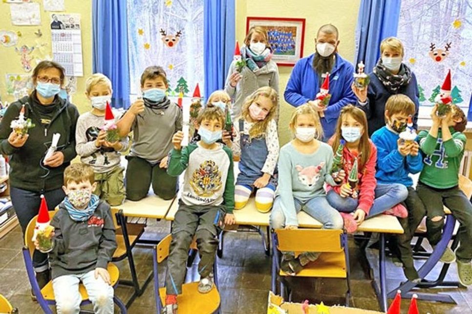 Im Klassenraum der Grundschule Sieversdorf: Die Kinder der Nachmittagsbetreuung haben 64 bunte Weihnachtsgeschenke gebastelt. Die Wichtelgaben werden an die Bewohnerinnen und Bewohner der Seniorenresidenz „Auetalblick“ übergeben und dort ganz sicher für leuchtende Augen sorgen.