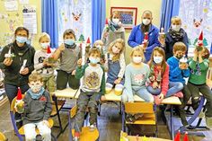 Im Klassenraum der Grundschule Sieversdorf: Die Kinder der Nachmittagsbetreuung haben 64 bunte Weihnachtsgeschenke gebastelt. Die Wichtelgaben werden an die Bewohnerinnen und Bewohner der Seniorenresidenz „Auetalblick“ übergeben und dort ganz sicher für leuchtende Augen sorgen.