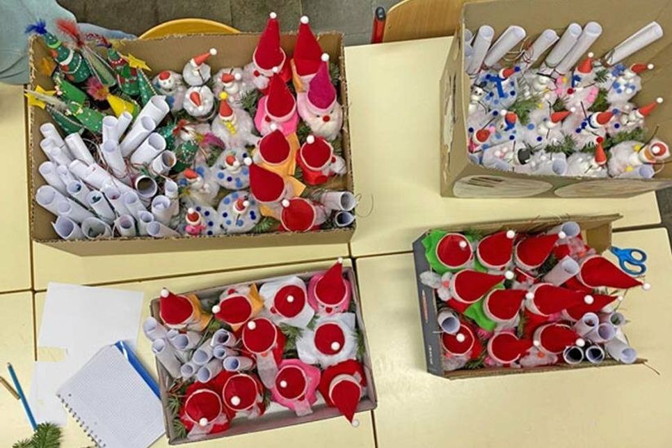 Vier Kisten mit Geschenken wurden übergeben: Wunderschöne Tannenbäume, Wichtel und Schneemänner wurden gebastelt. Dazu gab es Briefe.