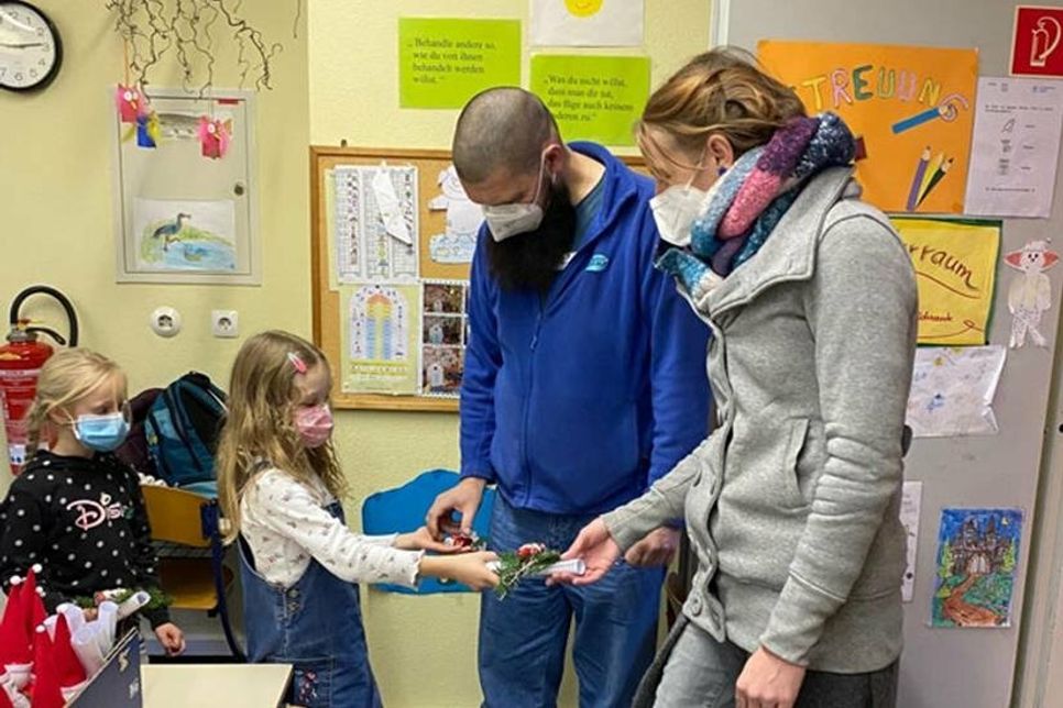 Ingo Buchholz und Susanne Nagel von der Senioren-Residenz „Auetalblick“ freuen sich über den Einsatz der Kinder.