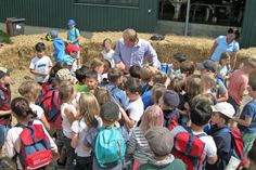 Familie de la Motte und Mitarbeiter sowie Familie Mougin organisierten den Besuch der Grundschüler auf dem Milchhof Krummbek.