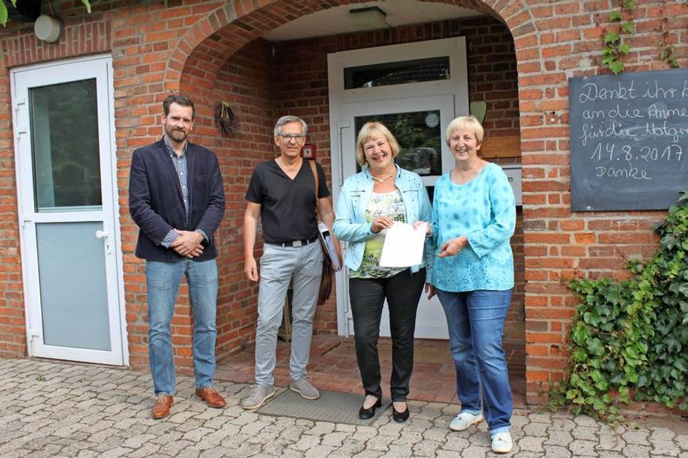 Oliver Pielstiker vom Amt Ostholstein-Mitte, Architekt und Stadtplaner Christian Bielcke, MdB Bettina Hagedorn und Bürgermeisterin Regina Voß (v. lks.).
