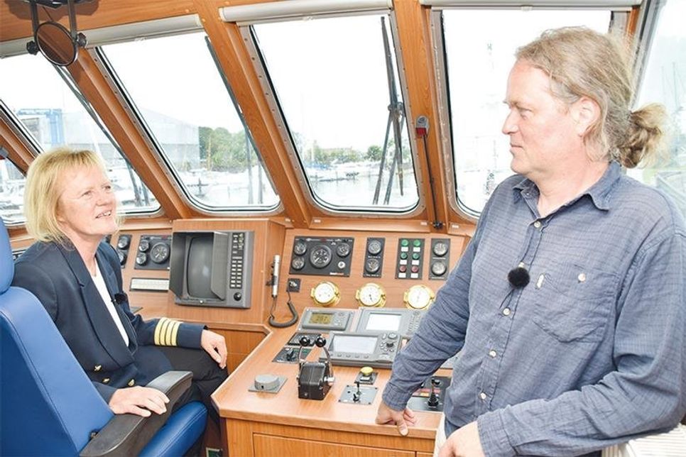 Dreharbeiten im Niendorfer Hafen: An Bord der „Positano“ interviewt Pastor Johannes Höpfner die Niendorfer Kapitänin Claudia Belis.
