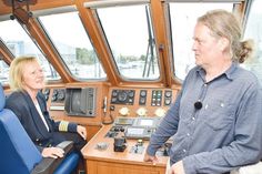 Dreharbeiten im Niendorfer Hafen: An Bord der „Positano“ interviewt Pastor Johannes Höpfner die Niendorfer Kapitänin Claudia Belis.