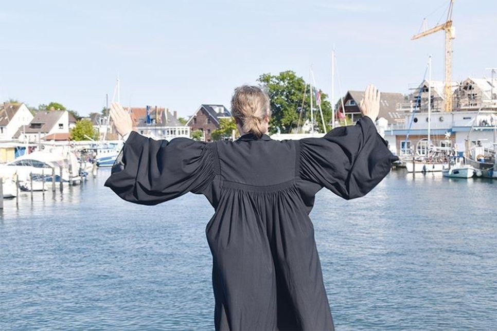 Pastor Johannes Höpfner erteilt „Gottes Segen“ in der Mitte des Niendorfer Hafens.