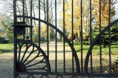 Der Haupteingang zum Friedhof mit der kunstvoll entworfenen Pforte. (Foto: Archiv der Gemeinde Lensahn)