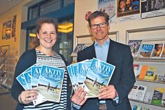 Eventmanagerin Janina Schütze und Tourismuschef Joachim Nitz präsentieren die „Aktiv am Meer“-Broschüre, die in einer ersten Auflage von 15.000 Exemplaren gedruckt wurde. (Foto: René Kleinschmidt)