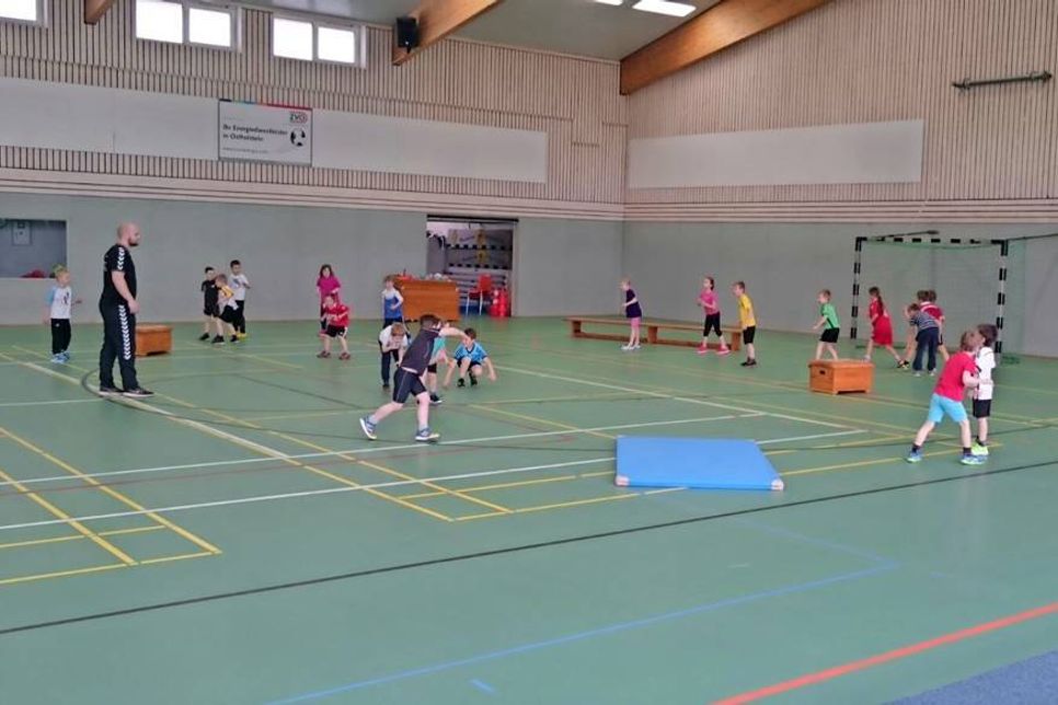 Gute Laune beim Training mit dem Handballnachwuchs.