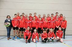 Grömitz. Mit einem großem Blumenstrauß bedanken sich die Leichtathleten des TSV Grömitz für ein erneutes Sponsoring. Dank der Familie Mougin können die leistungsbezogenen Leichtathleten in der anstehenden Saison in einheitlichen Trainingsjacken auftreten. (red)