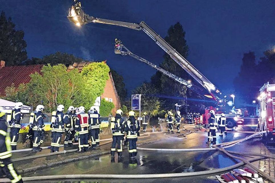 Über 100 Feuerwehrleute waren in der Nacht zum 28. Juli beim Dachstuhl-Brand in einem Strandkorb-Outlet in Hemmelsdorf im Einsatz. (Foto: Feuerwehr)
