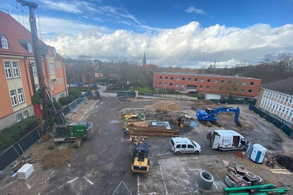Blick aus der Webcam auf den Bauplatz des Erweiterungsneubaus.