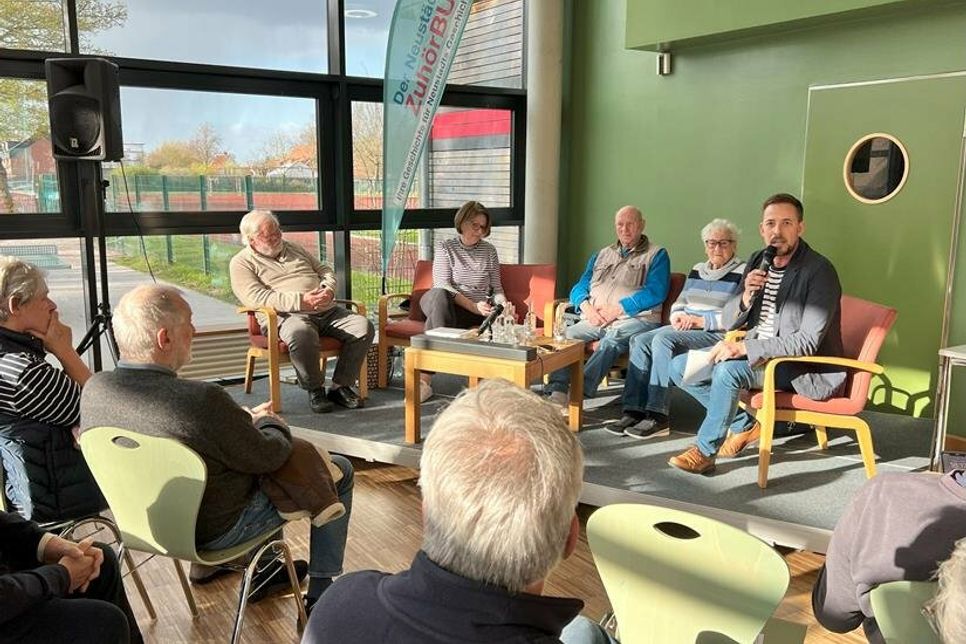 Befragt von den Journalisten Christina Mänz (2. v. lks.) und Jens Westen (re.) berichteten Uwe Landschoof, Egon Mohwinkel und Ingrid Rödel (v. lks.) über ihre Erlebnisse in den letzten Tagen des Zweiten Weltkriegs.