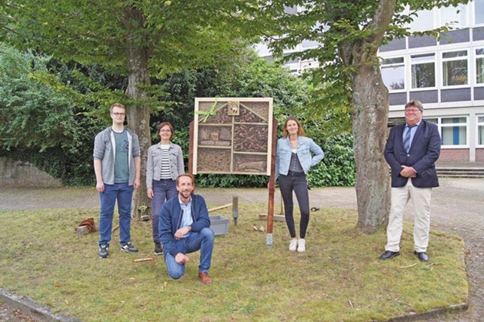 Stolz auf das Ergebnis der Projektarbeit: Johannes Görtz, Luisa  Guderjahn und Julia Fritz und Schulleiter Carsten Ingwertsen-Martensen. (v.li.), vorn freut sich Lehrer und Projektleiter Felix Nicolaus.