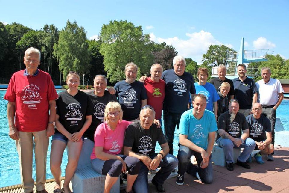 Vorfreude: Organisatoren, Helfer, Betreuer und Sponsoren mit Bürgervorsteher Rolf Schröder (lks.) und Schirmherr und Bürgermeister Klaus Winter (re.).